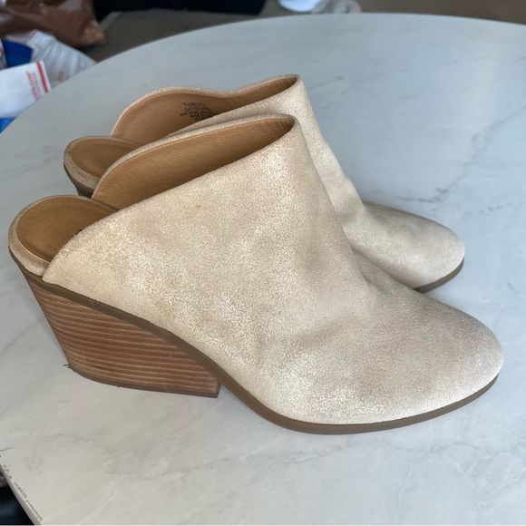 Lucky Brand Tan Mules with Wooden Heel - Picture 2 of 6